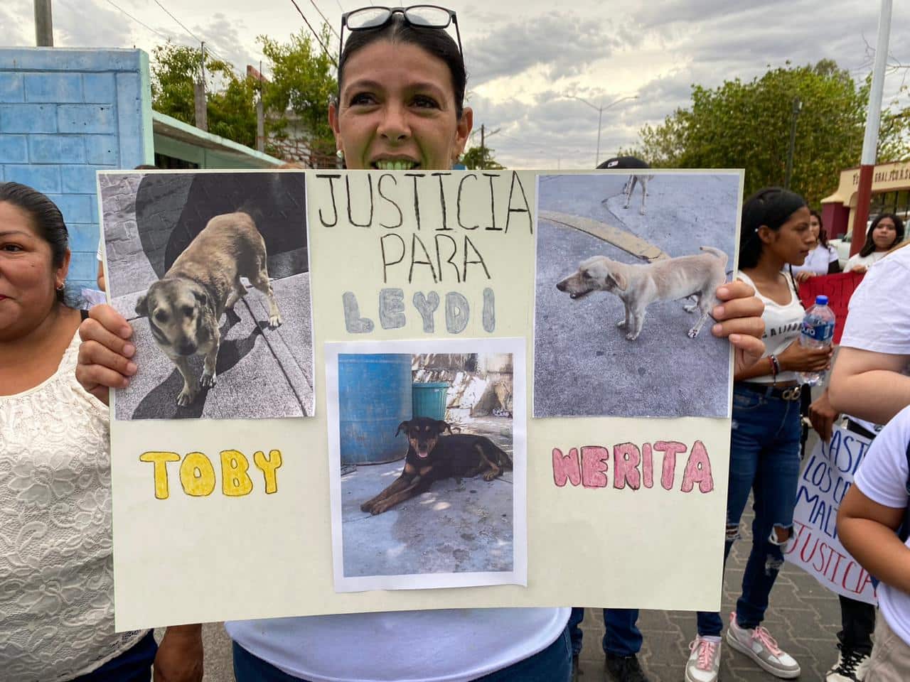 Personas en una manifestación para pedir justicia por la perrita Leydi en Choix