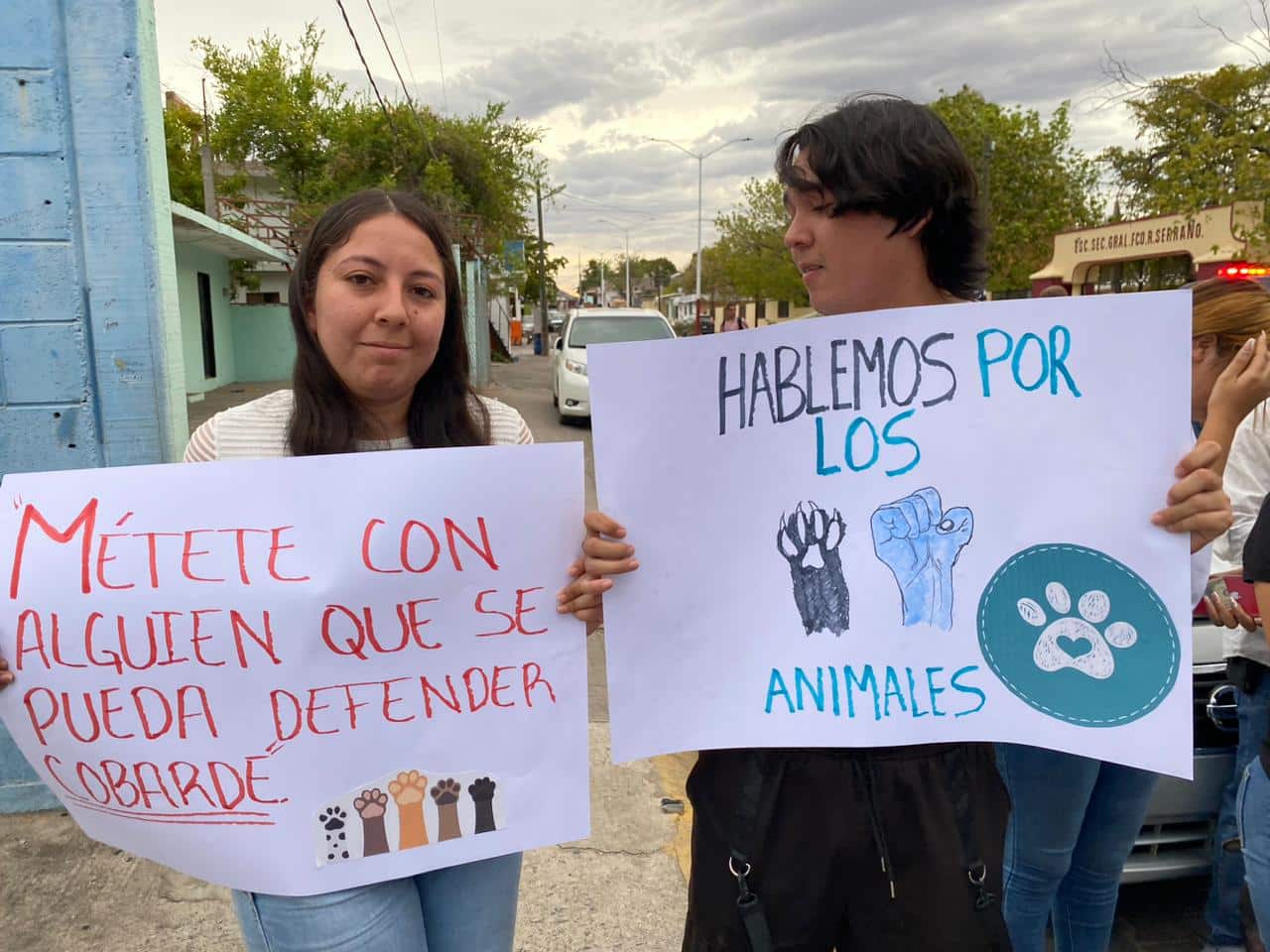 Personas en una manifestación para pedir justicia por la perrita Leydi en Choix