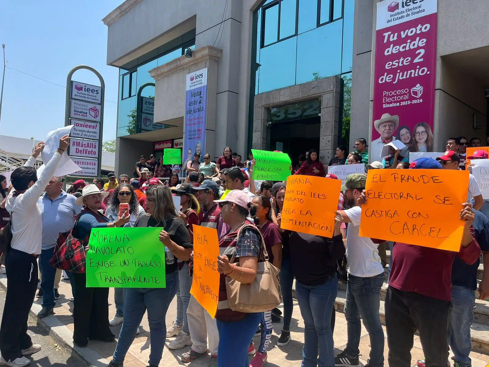 Manifestación de simpatizantes de Margoth Urrea en el IEES de Culiacán