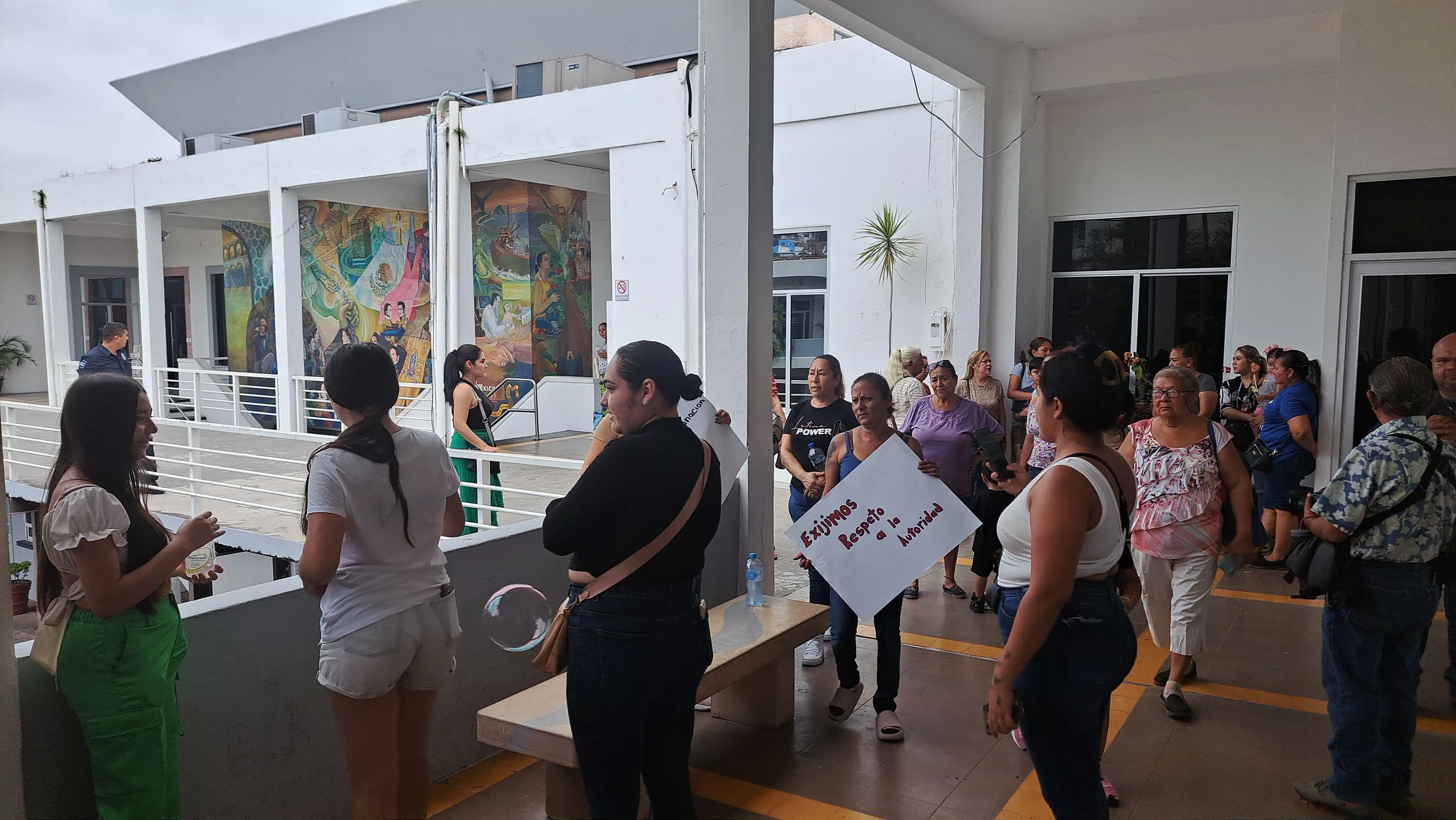 Familiares exigen que devuelvan cargo a subdirectora operativa de la Policía de Mazatlán.