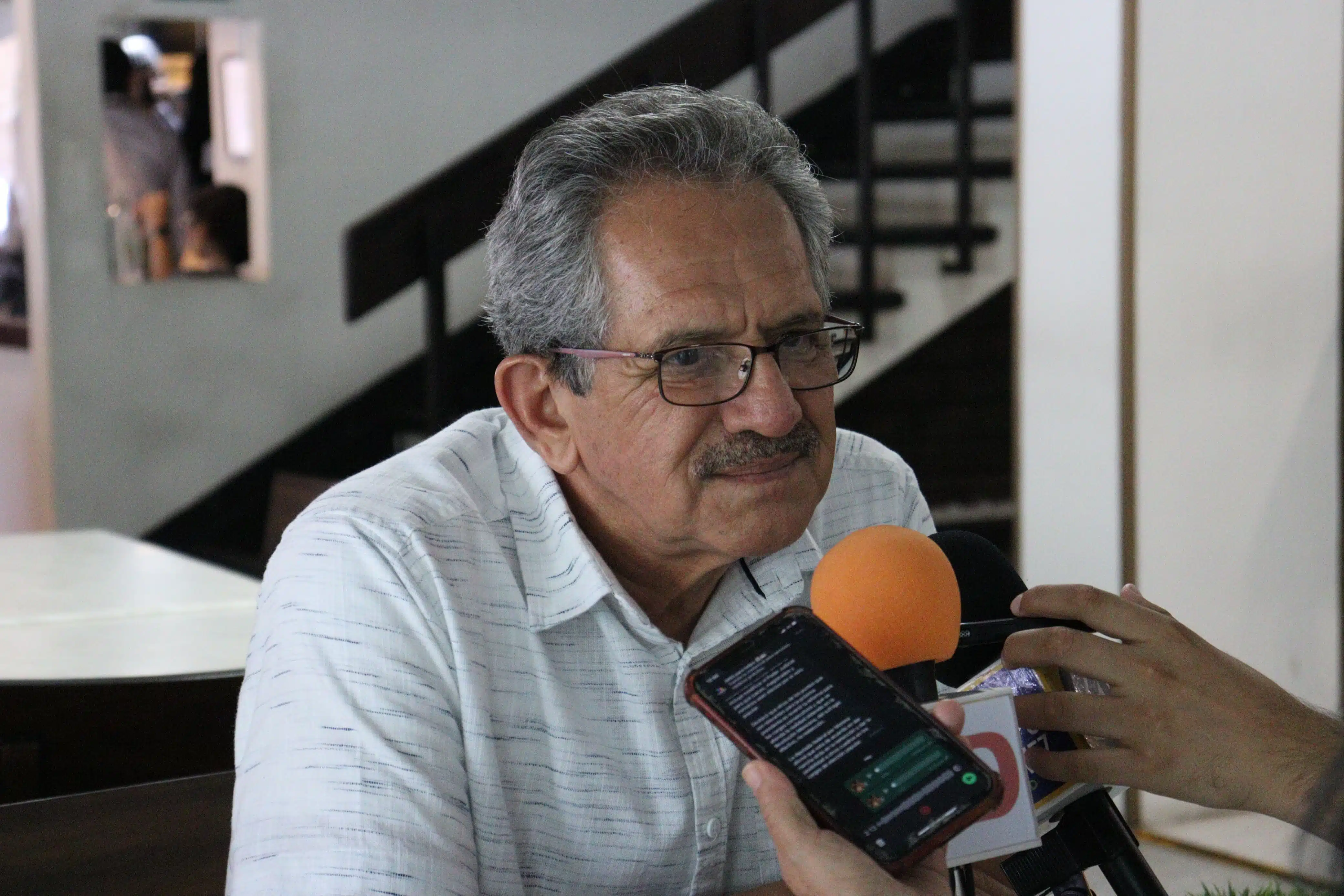 Manuel Guerrero Verdugo, presidente del partido de Morena e Sinaloa, en entrevista con los medios de comunicación en Los Mochis