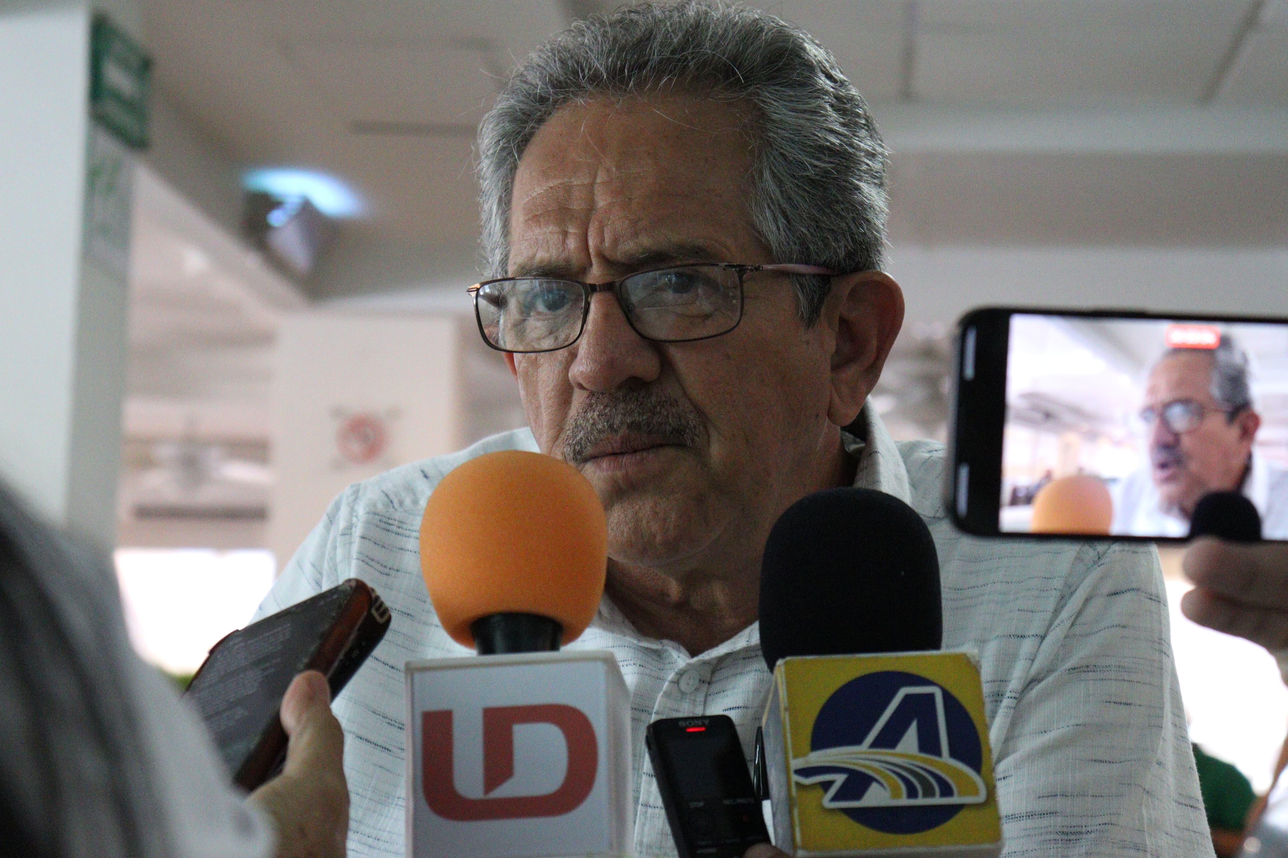 Manuel Guerrero Verdugo, presidente del partido de Morena e Sinaloa, en entrevista con los medios de comunicación en Los Mochis