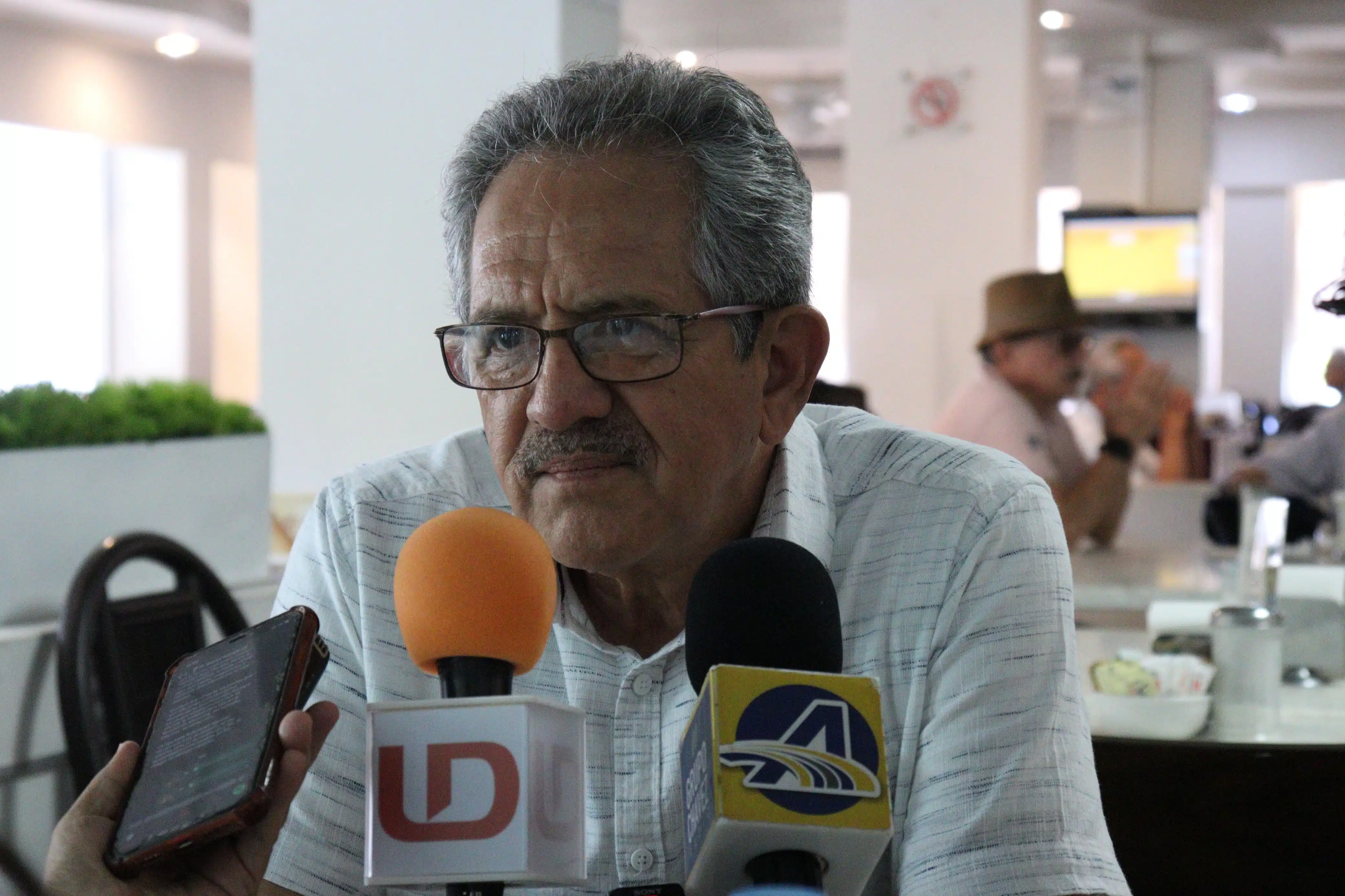 Manuel Guerrero Verdugo, presidente del partido de Morena e Sinaloa, en entrevista con los medios de comunicación en Los Mochis