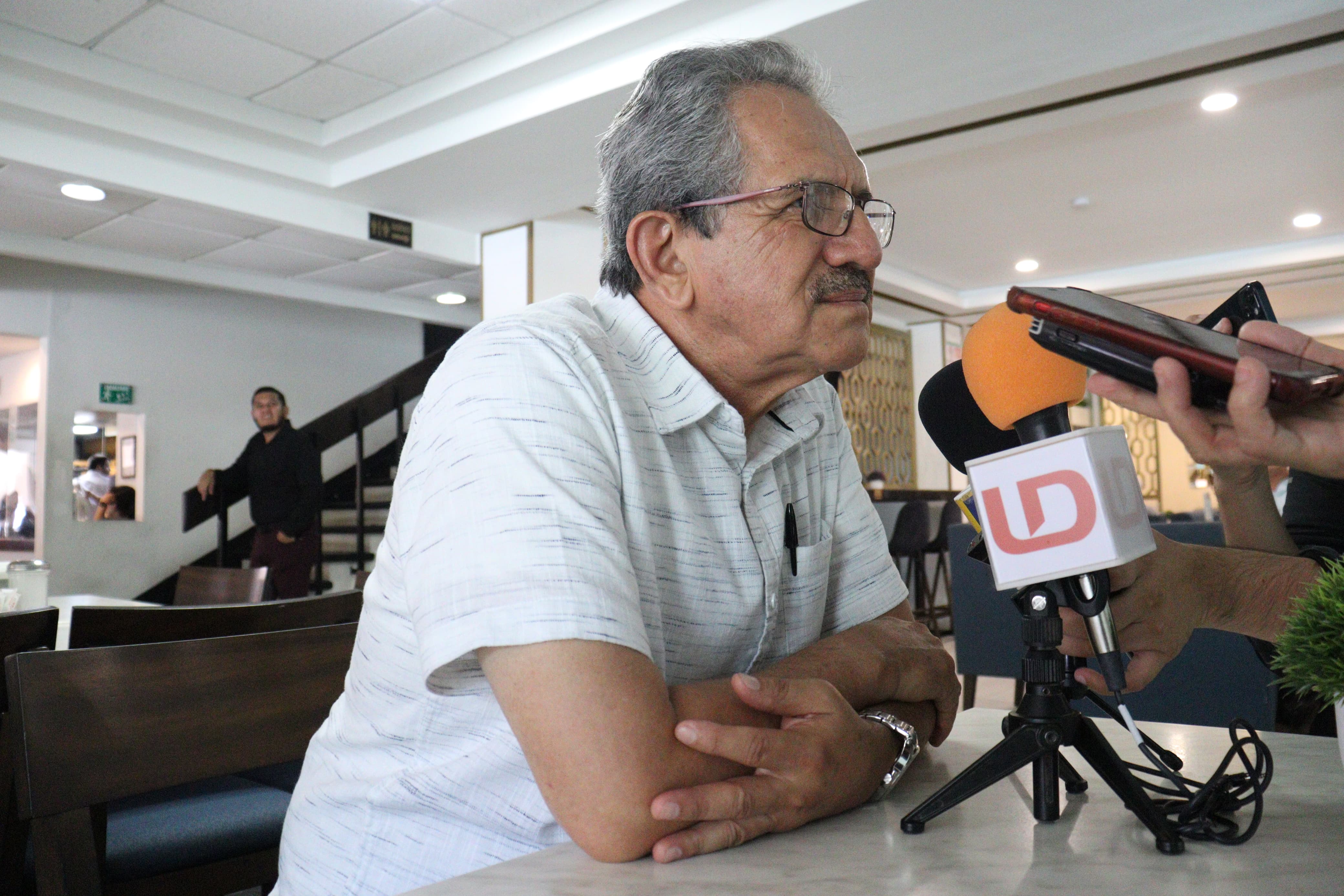 Manuel Guerrero Verdugo, presidente del partido de Morena e Sinaloa, en entrevista con los medios de comunicación en Los Mochis