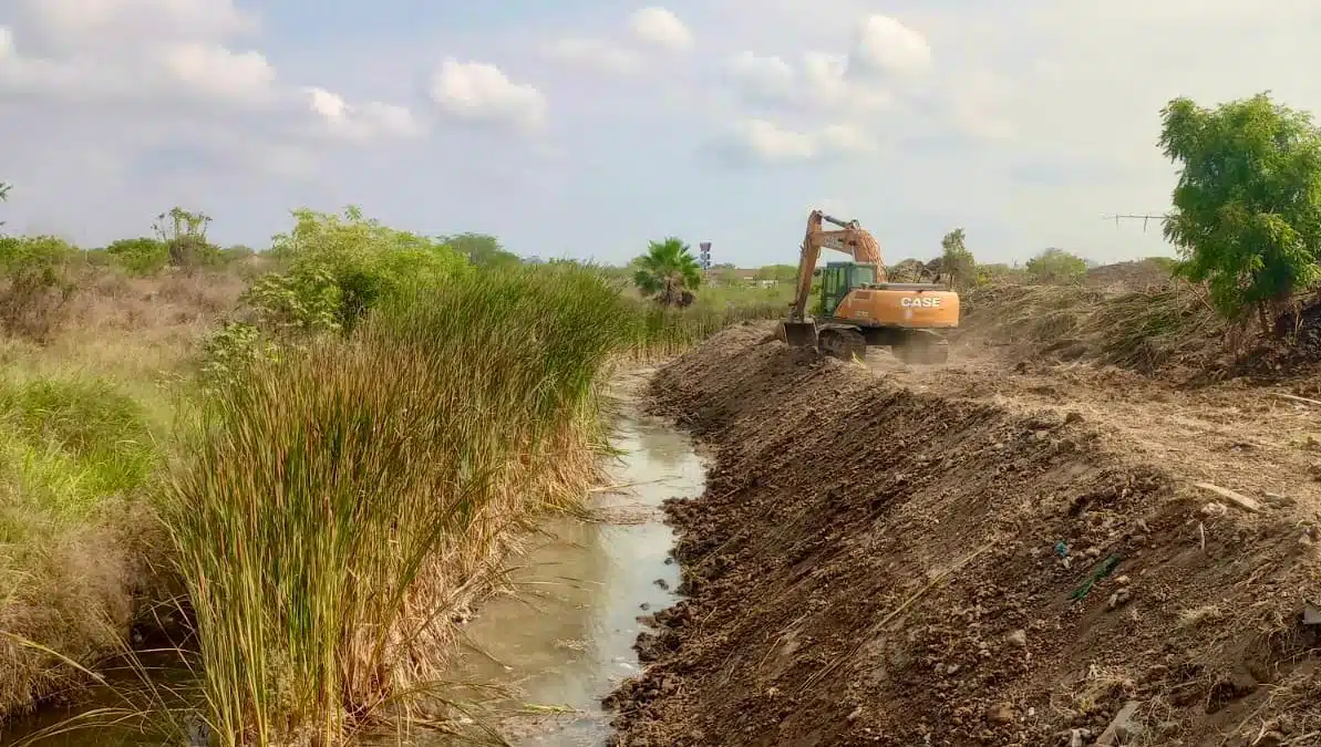 Maquinaria trabajando en el terreno del basurón municipal de Mazatlán