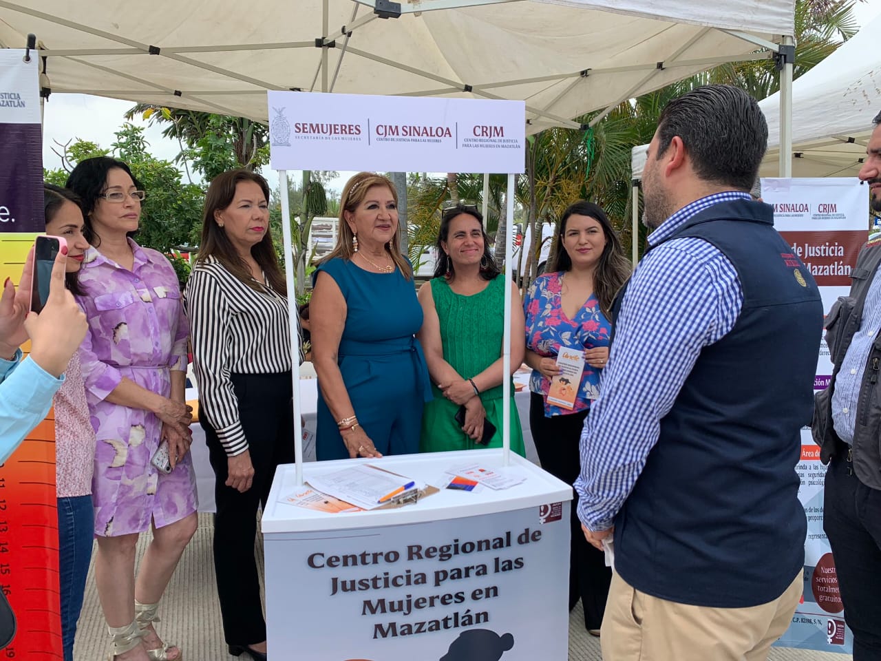 María Teresa Guerra Ochoa en el módulo informativo sobre el Centro de Justicia para las Mujeres en Mazatlán