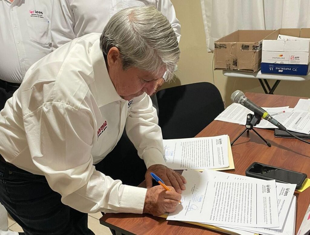 Dagnino firmando el acta que la acredita como diputada local por el Octavo Distrito Electoral.