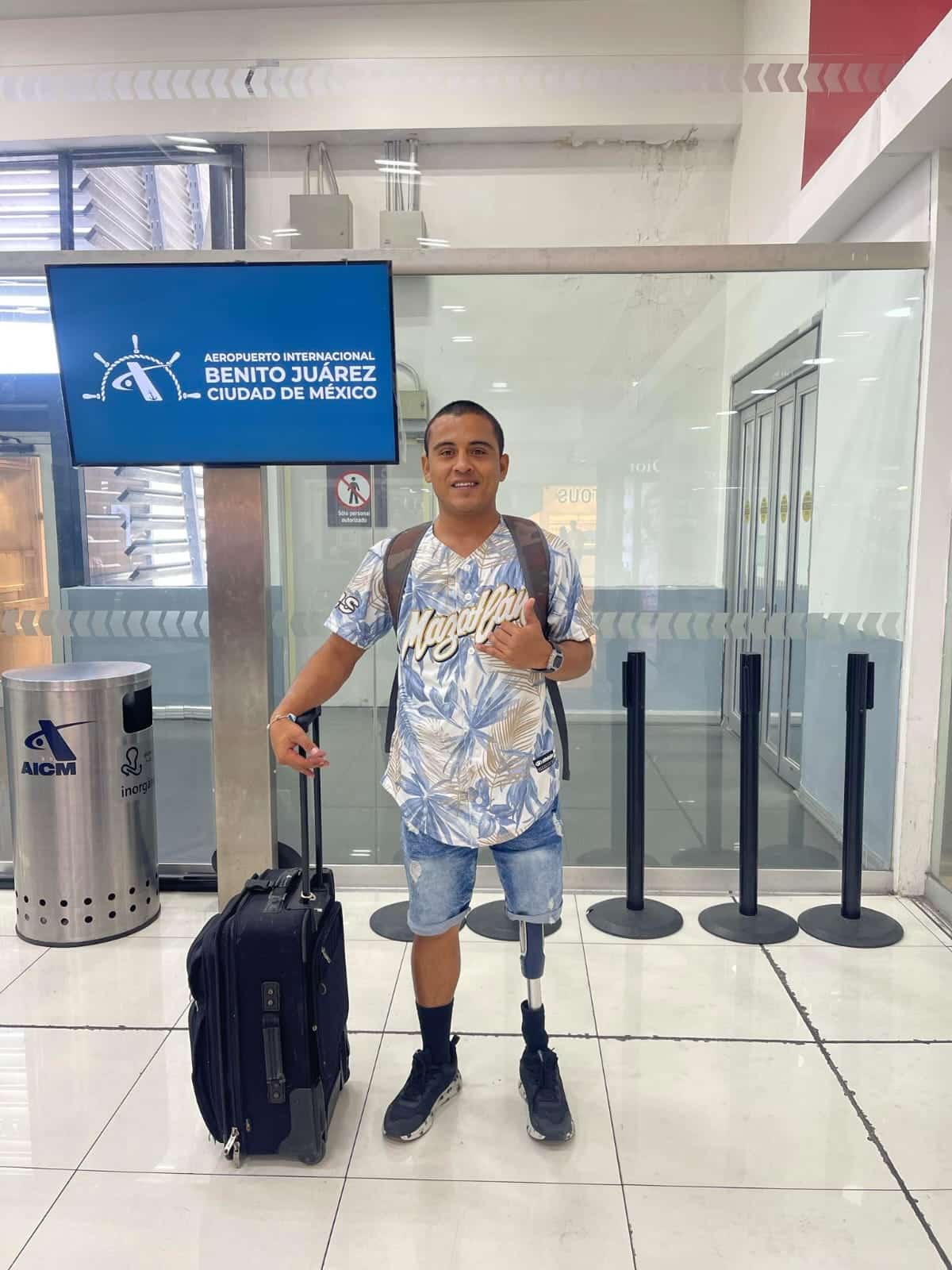 Martín Díaz en el aeropuerto de la Ciudad de México