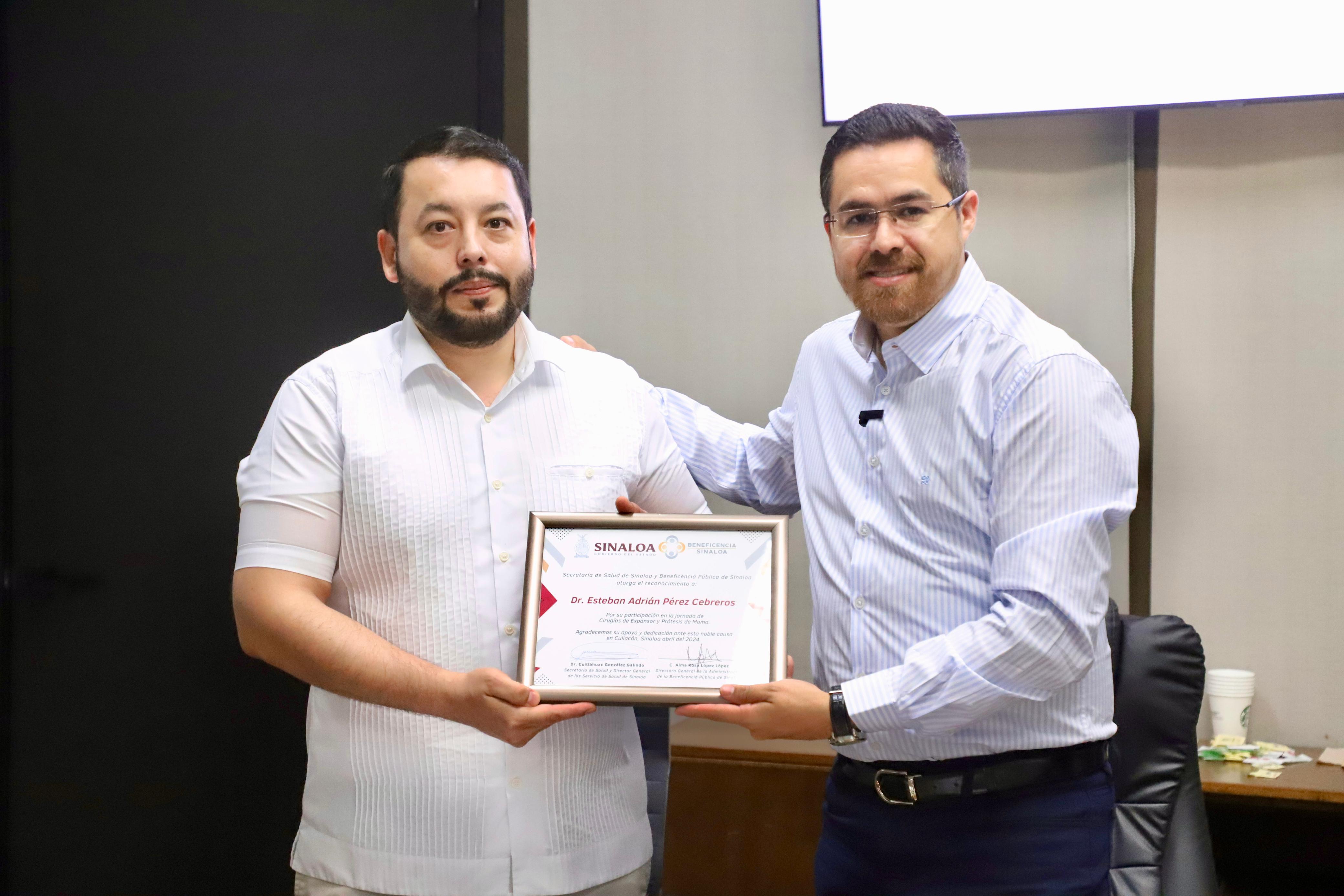 Secretario de Salud Cuitláhuac González entregando su respectivo reconocimiento a los médicos cirujanos que apoyaron de manera altruista