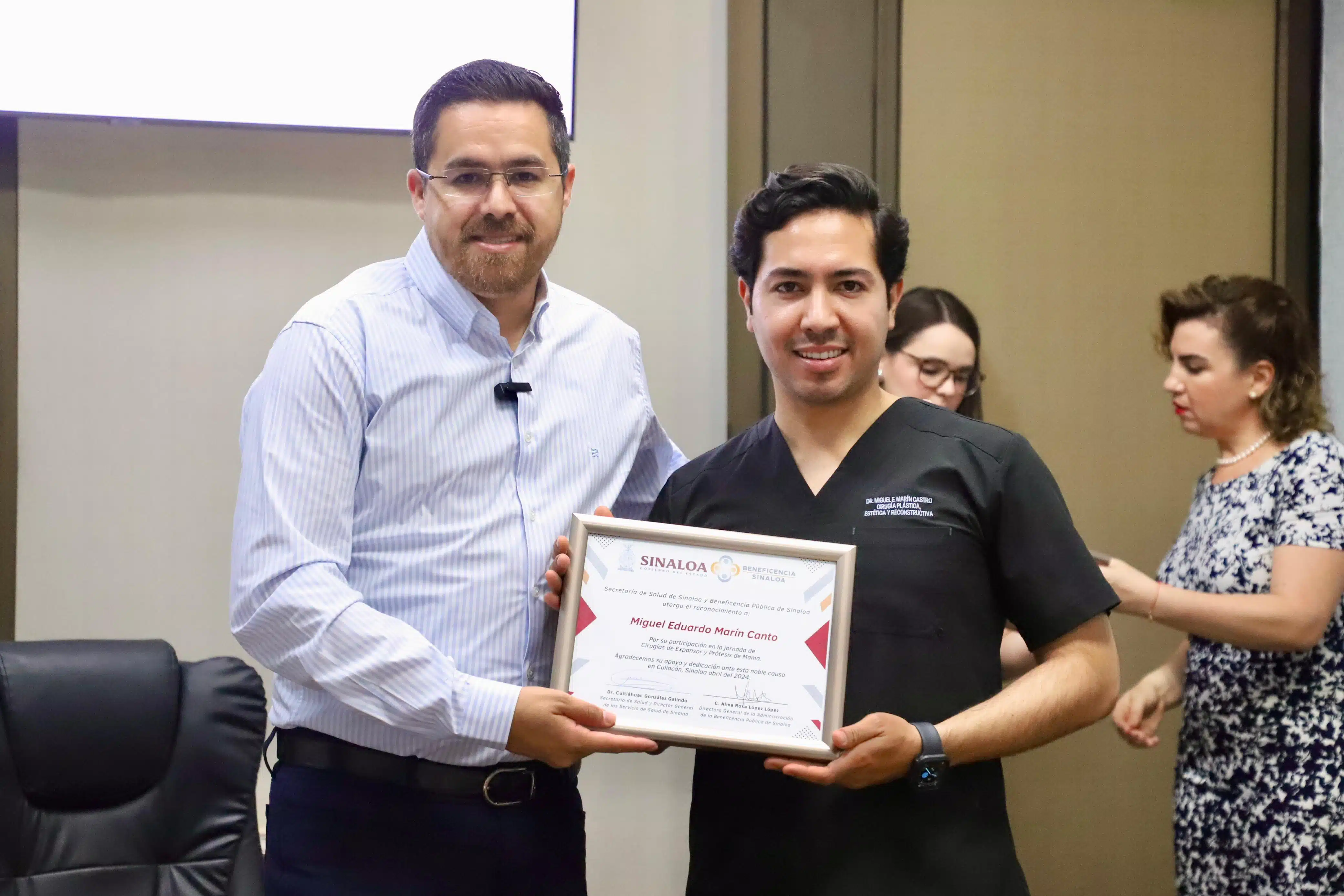 Secretario de Salud Cuitláhuac González entregando su respectivo reconocimiento a los médicos cirujanos que apoyaron de manera altruista