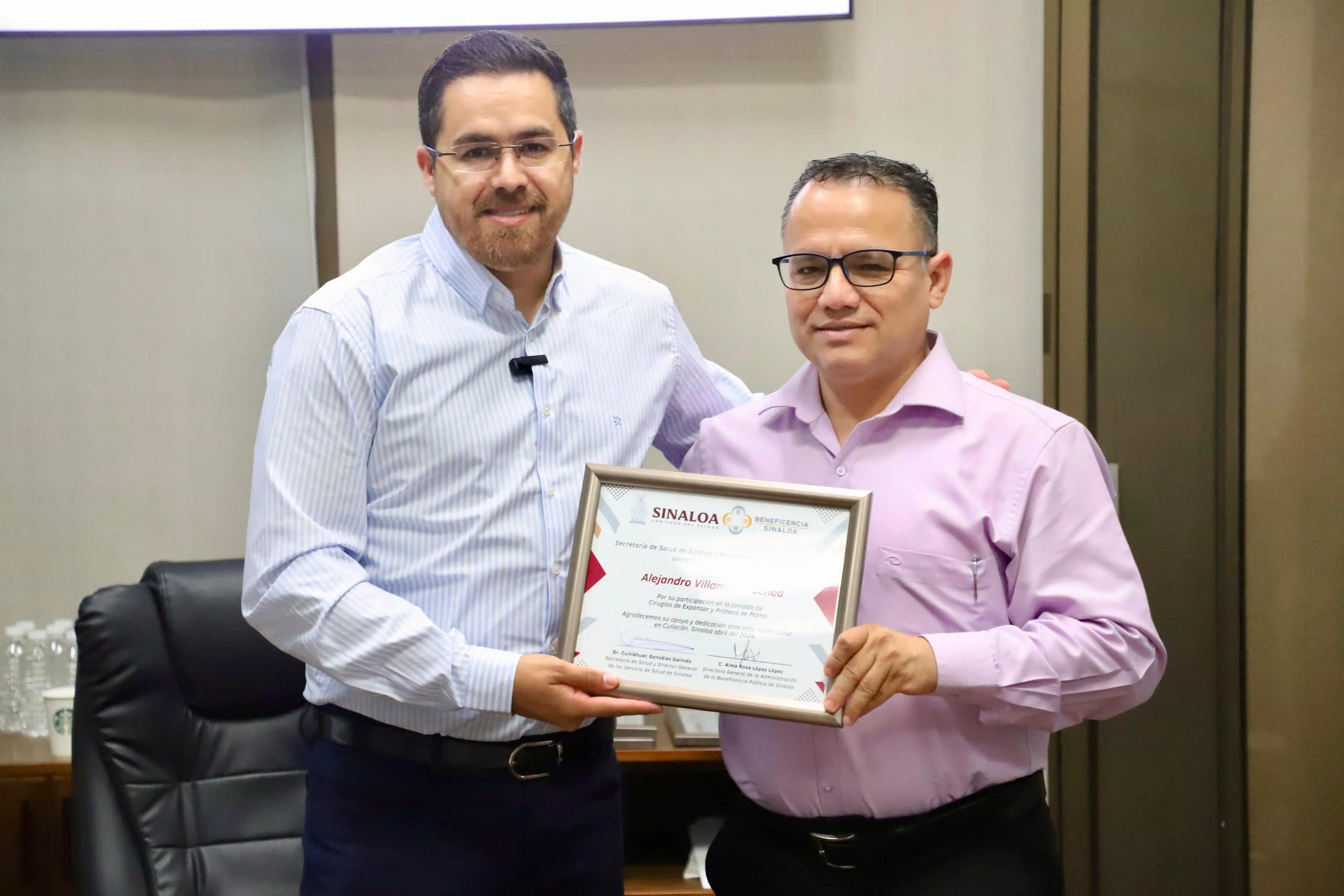 Secretario de Salud Cuitláhuac González entregando su respectivo reconocimiento a los médicos cirujanos que apoyaron de manera altruista