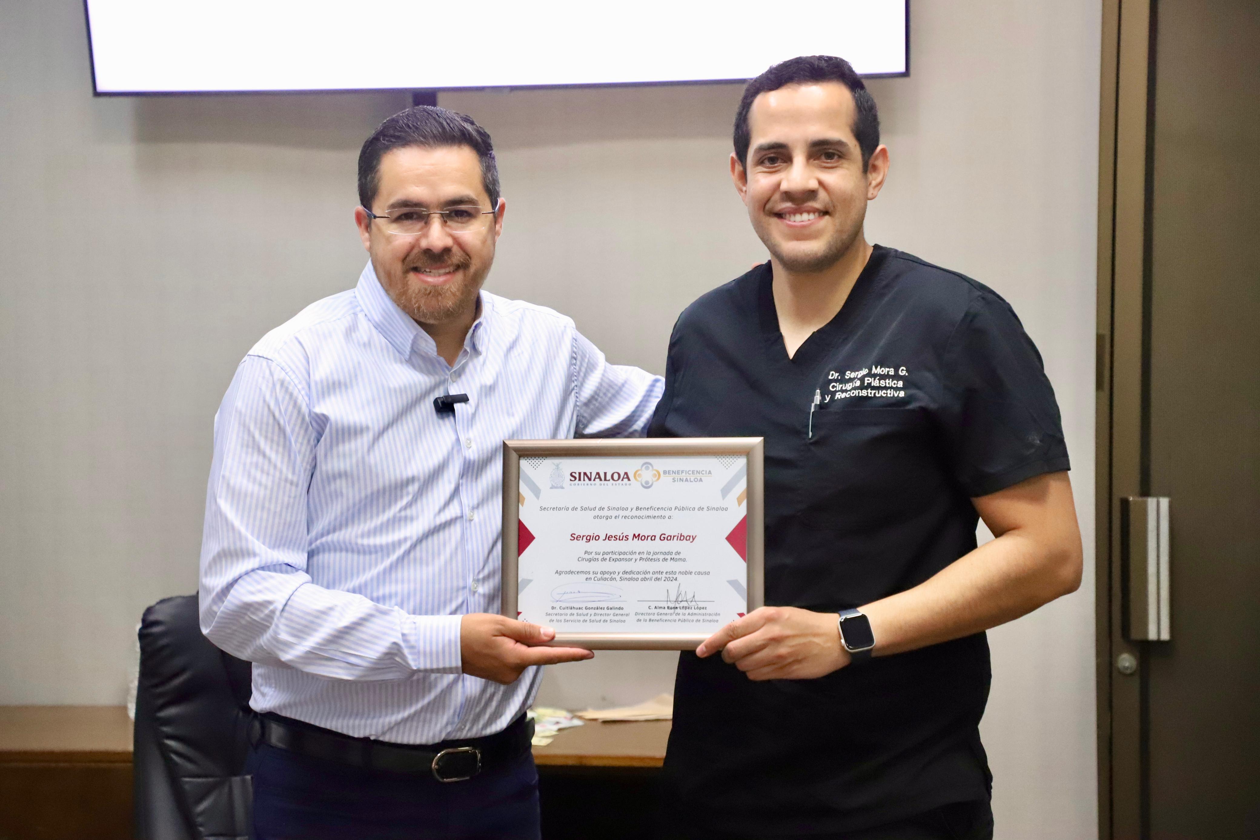 Secretario de Salud Cuitláhuac González entregando su respectivo reconocimiento a los médicos cirujanos que apoyaron de manera altruista