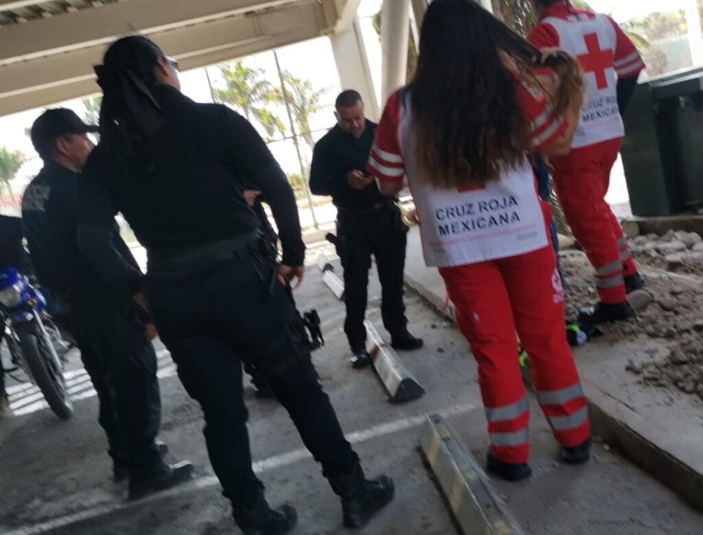 Policía Municipal y paramédicos de Cruz Roja brindando auxilio