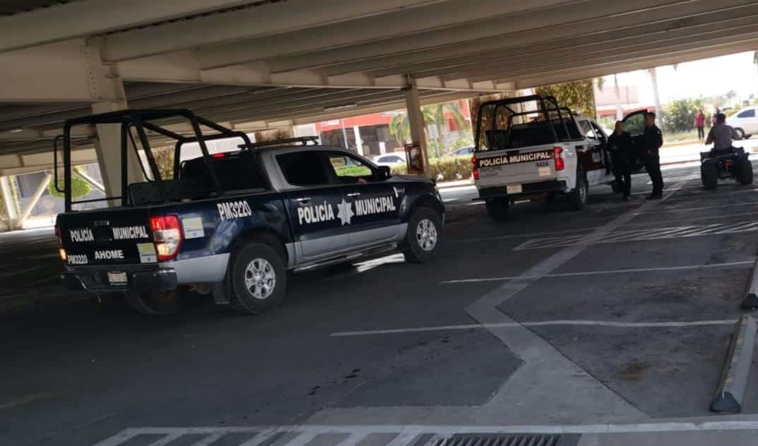 Patrullas de la Policía Municipal en el lugar del asalto violento