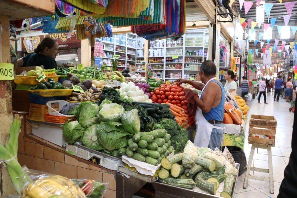 Puesto de frutas y verduras en el mercado José María Pino Suárez