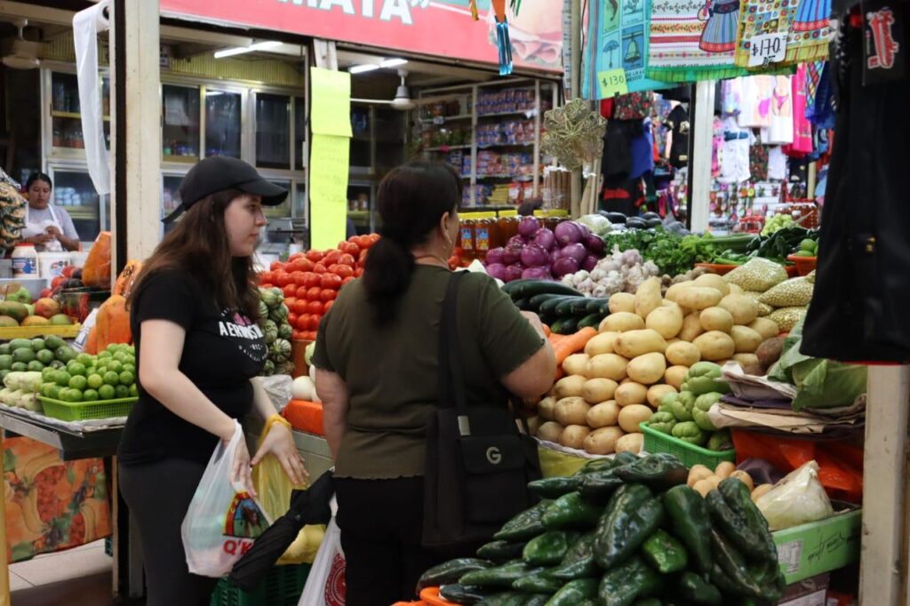 Mujeres comprando frutas y verduras en el mercado
