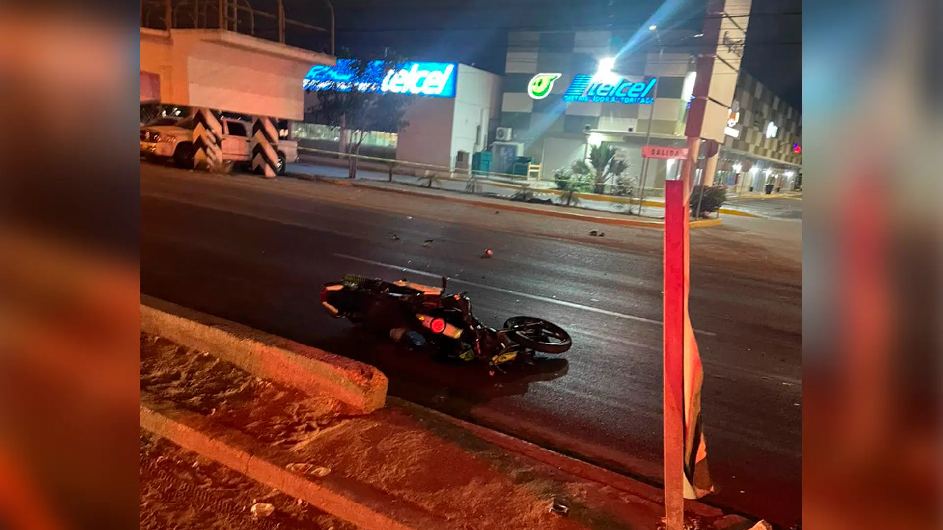 Motociclista muere al ser embestido por vehículo en Mazatlán; hay una mujer lesionada