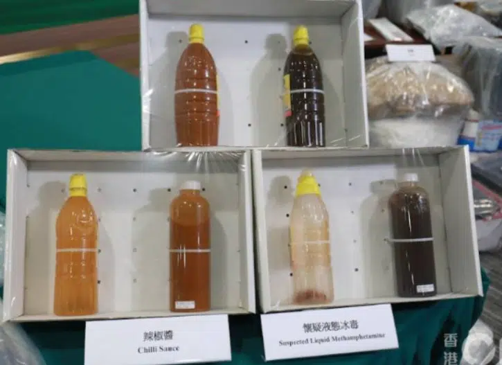 Hong Kong asegura metanfetamina líquida en botellas de salsa picante provenientes de México