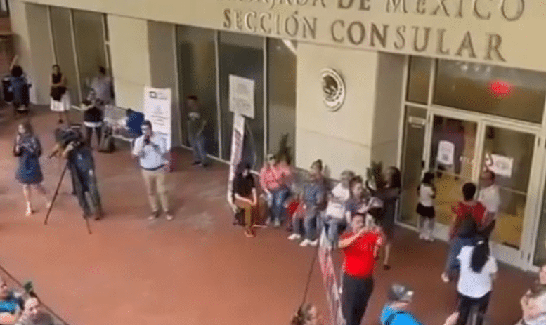 Mexicanos en el exterior cantan 