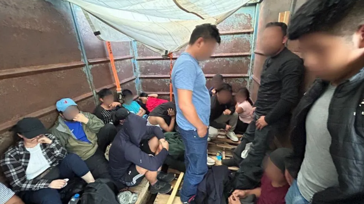 Rescatan a 63 migrantes hacinados en camión sobre carretera de Chihuahua