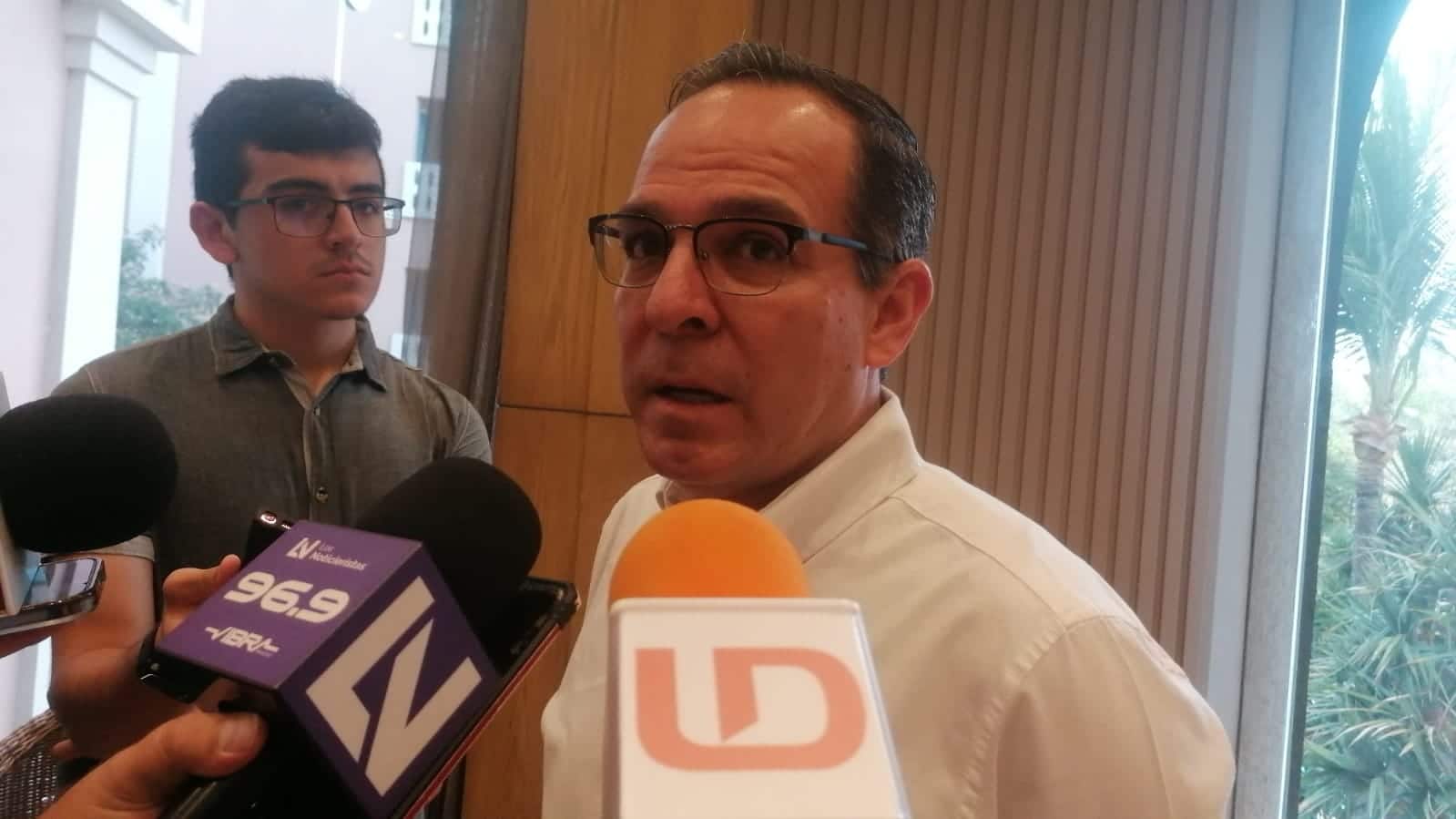 Miguel Calderón Quevedo con medios de prensa