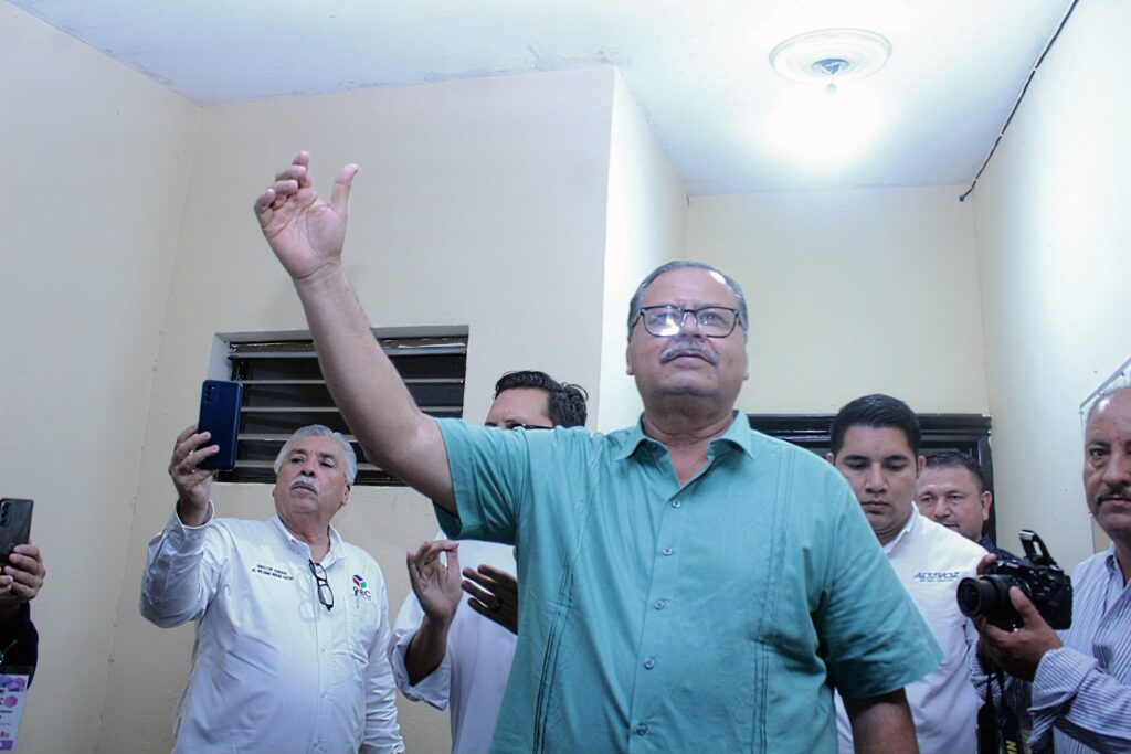 “Mingo” Vázquez acudió acompañado de sus abogados a interponer el recurso de impugnación del proceso electoral del pasado 2 de junio.