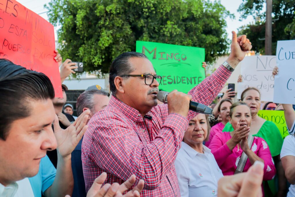 “Mingo” Vázquez realizó un plantón frente al Consejo Municipal Electoral de Ahome junto a numerosos seguidores. Fotos: Emmanuel Casas.