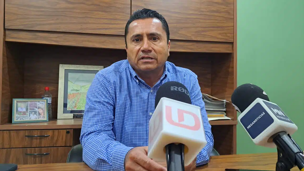 Modesto López Leal, presidente del Movimiento por el Campo Sinaloense, en entrevista con los medios de comunicación en Guasave
