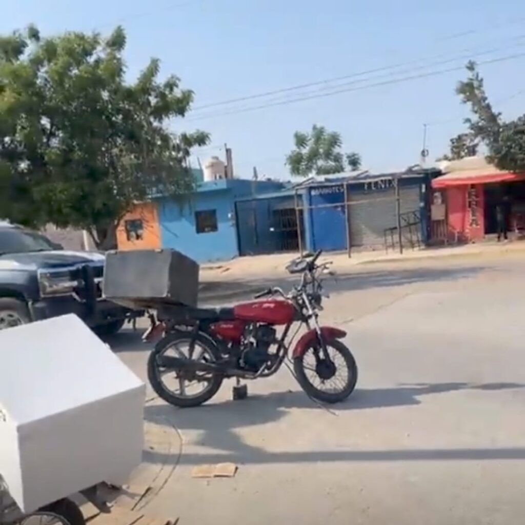 Motocicleta en el lugar donde un joven se accidentó en Mazatlán