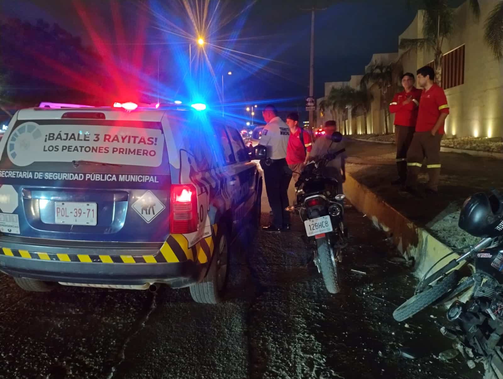 El motociclista resultó con lesiones tras el accidente.