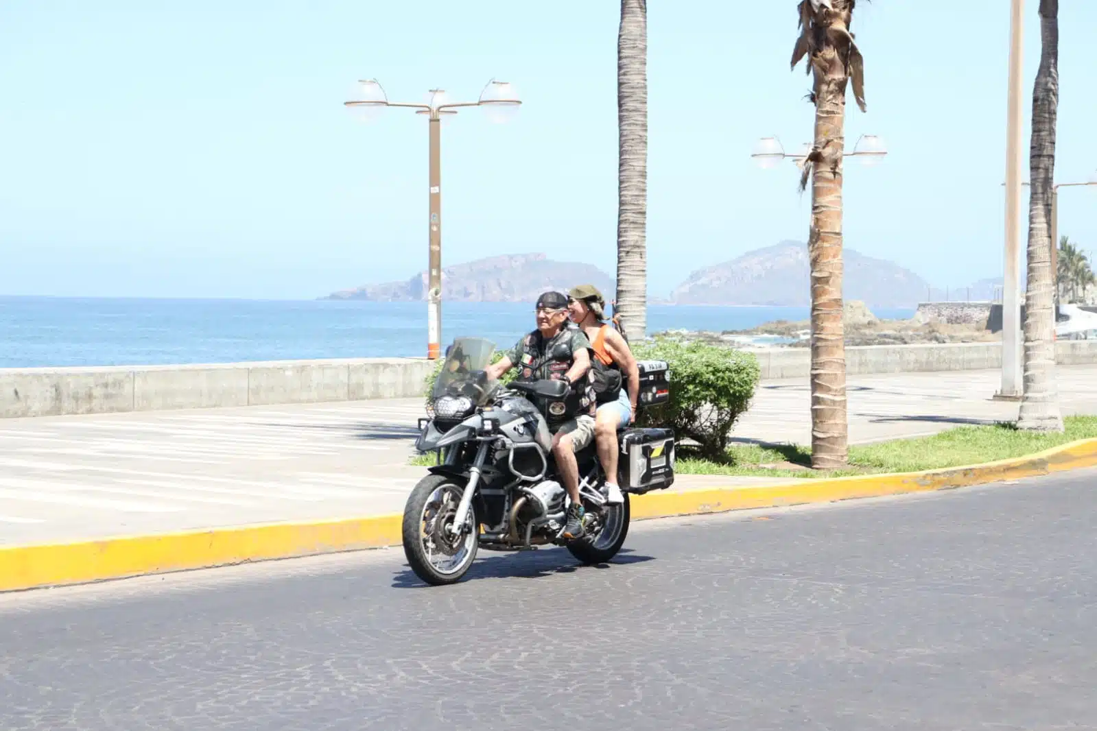 Motociclistas conduciendo sin casco en Mazatlán