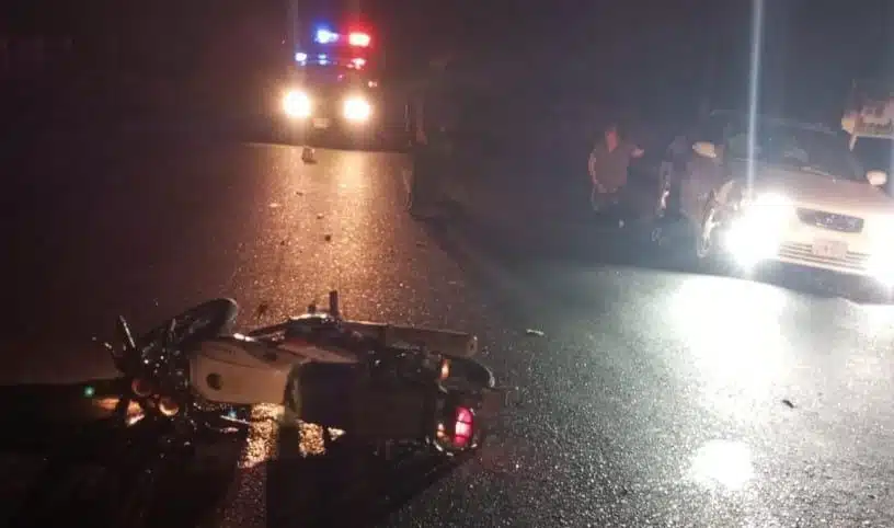 La motocicleta quedó tirada en el suelo tras el accidente
