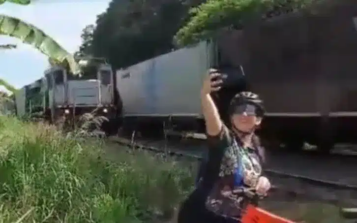 Muere otra mujer que intentaba tomarse selfie cerca del paso del tren