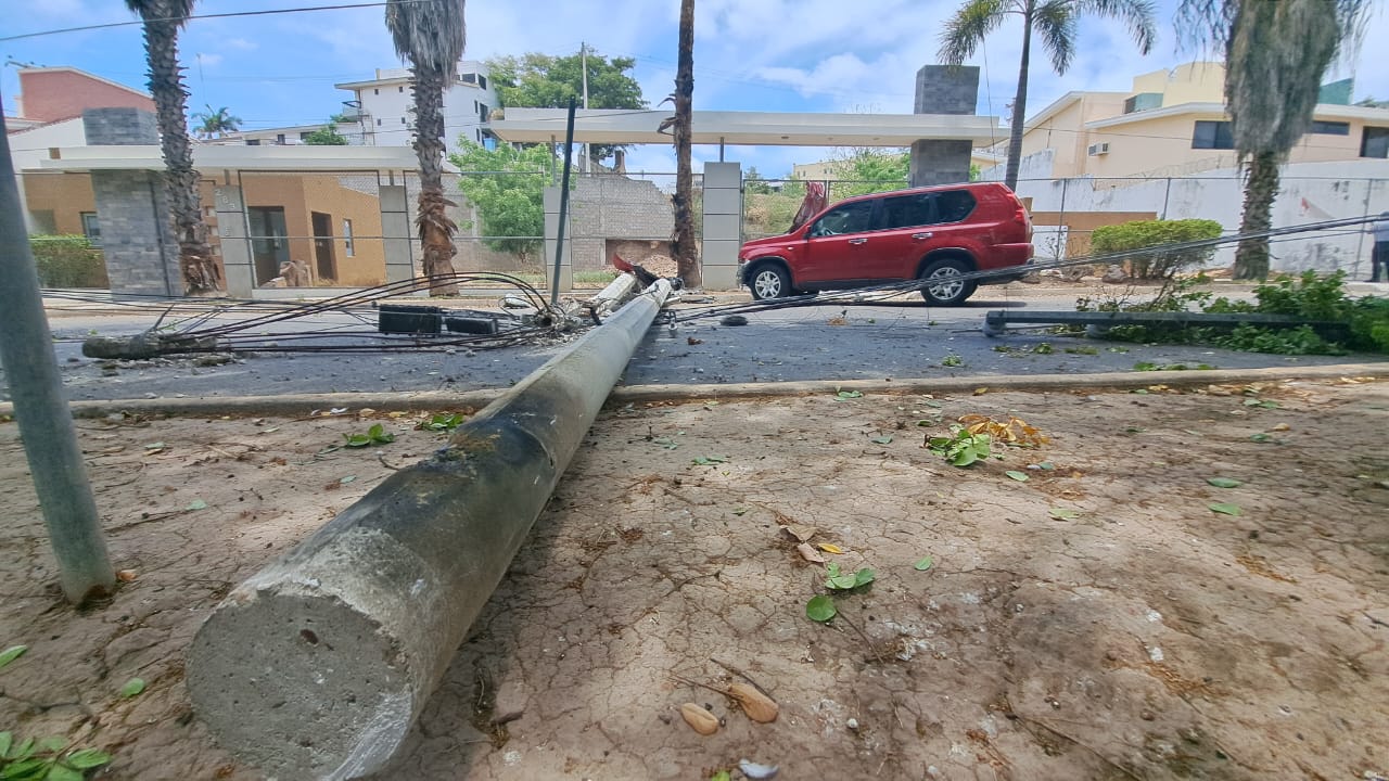 Mujer choca contra dos postes de la CFE en Colinas de San Miguel, Culiacán