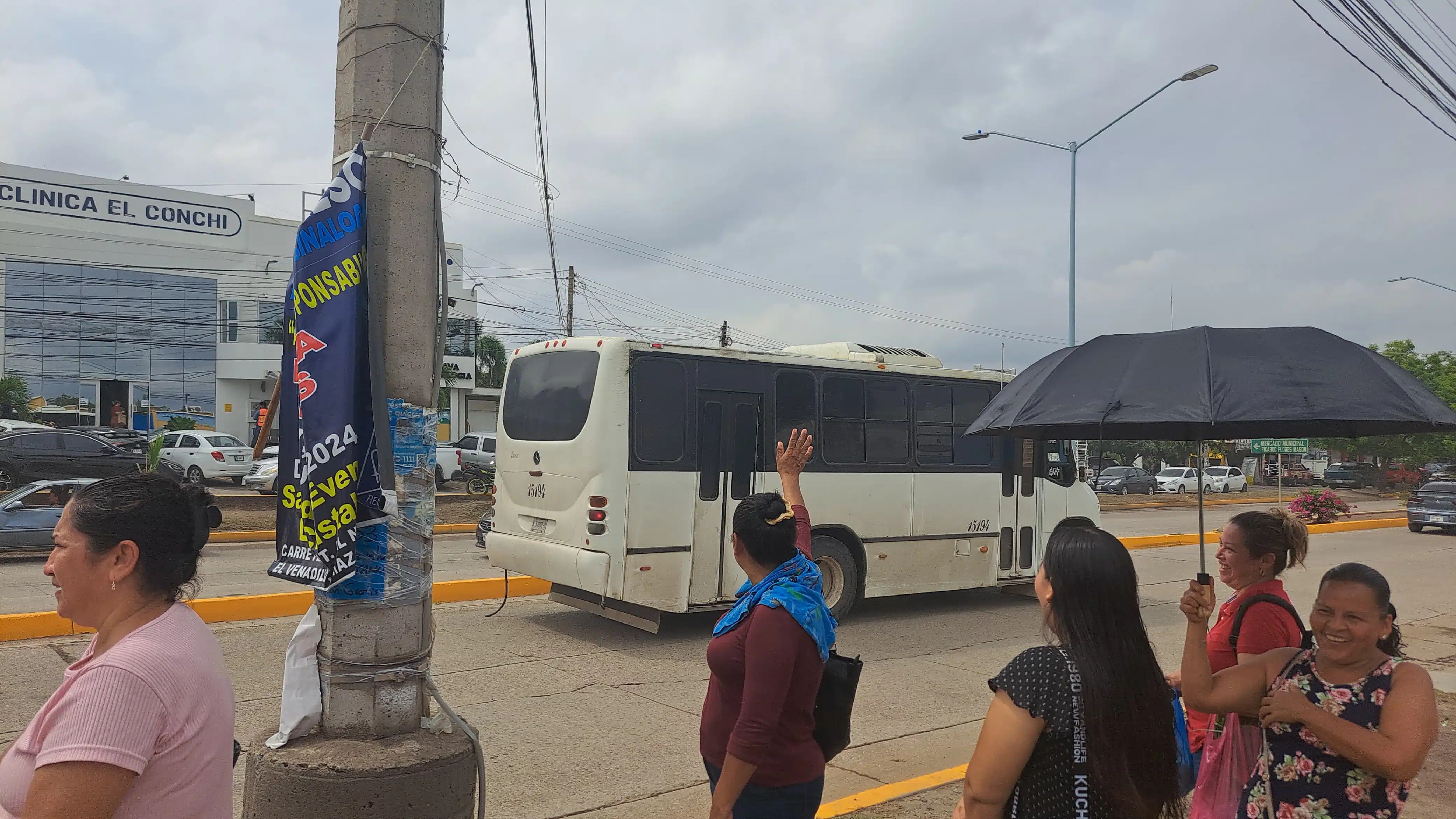 Mujeres esperando el servicio de transporte urbano en Mazatlán
