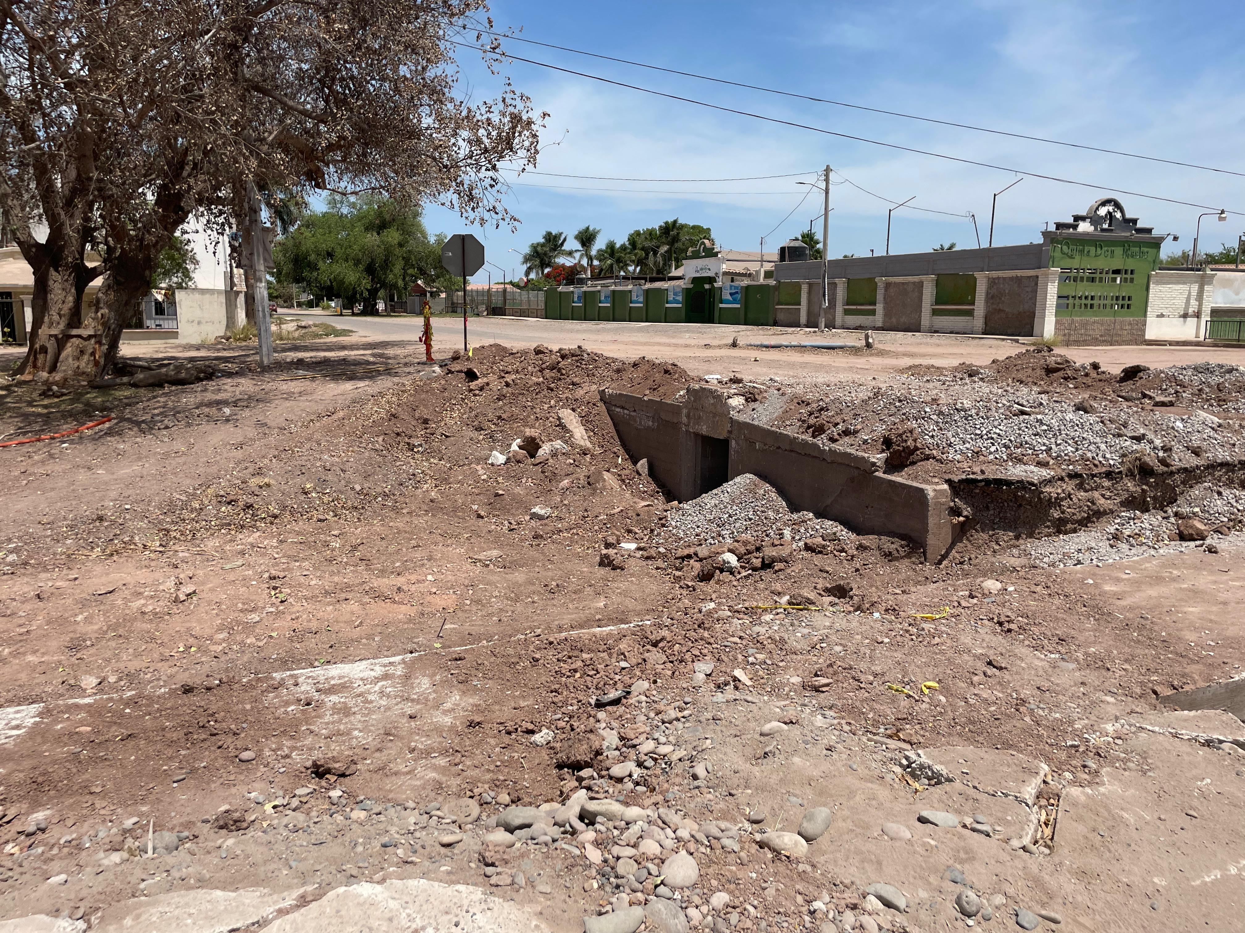 Obra de rehabilitación del puente de acceso al ejido 9 Diciembre, misma que se encuentra paralizada