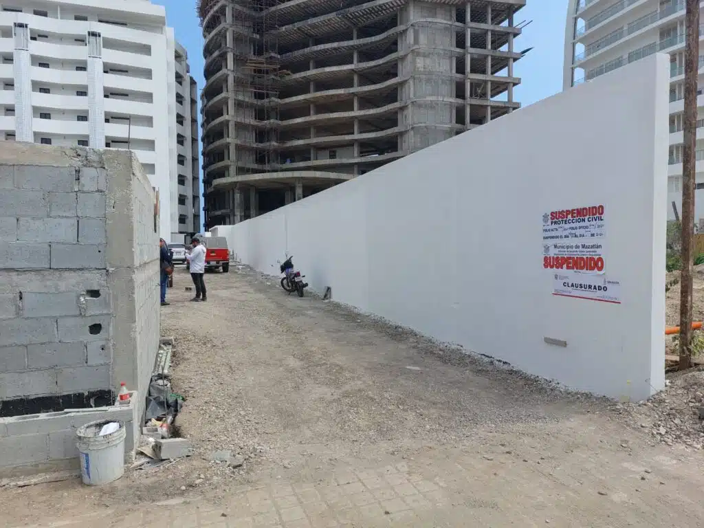 Obra suspendida en Mazatlán tras el deceso de un trabajador en la construcción