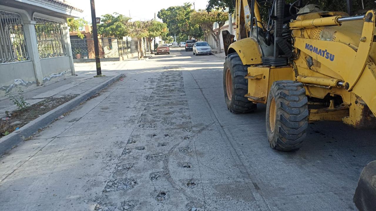 Ayuntamiento de Ahome rehabilita drenaje sanitario en colonia de Los Mochis