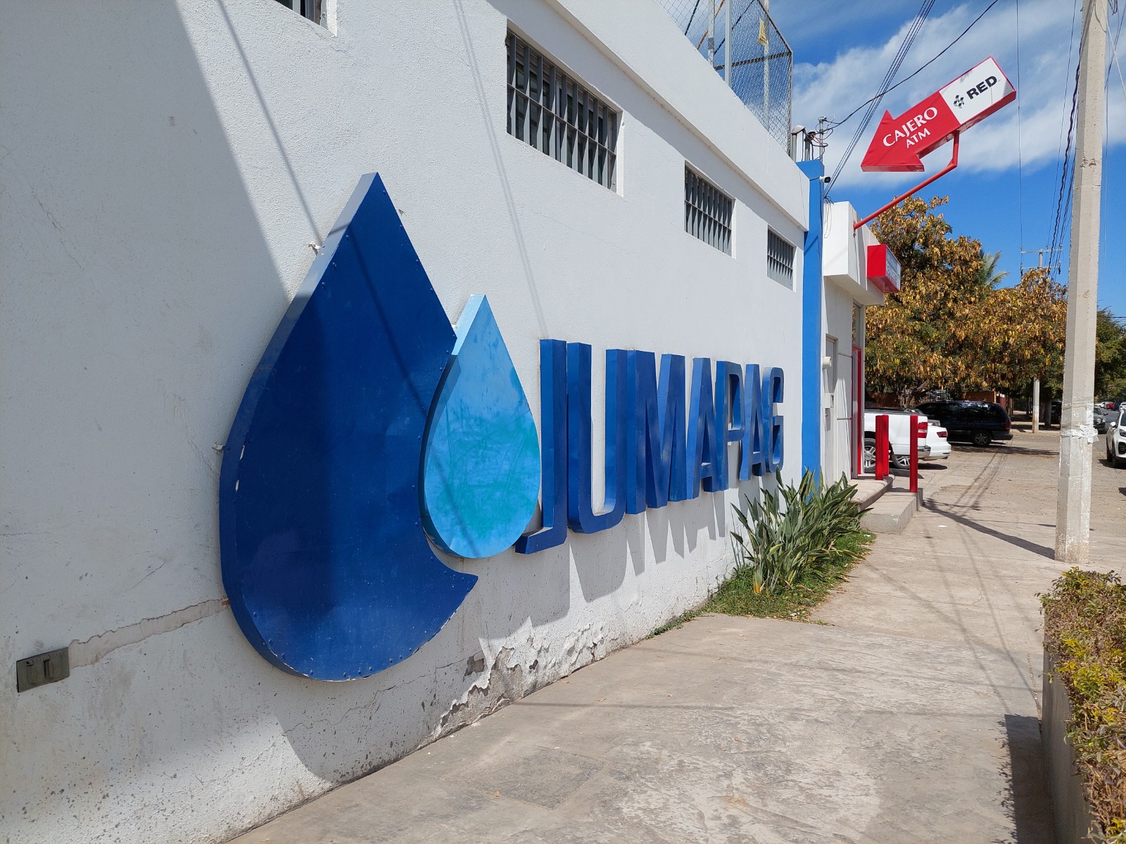 Exterior de la oficina de la Junta Municipal de Agua Potable y Alcantarillado de Guasave.