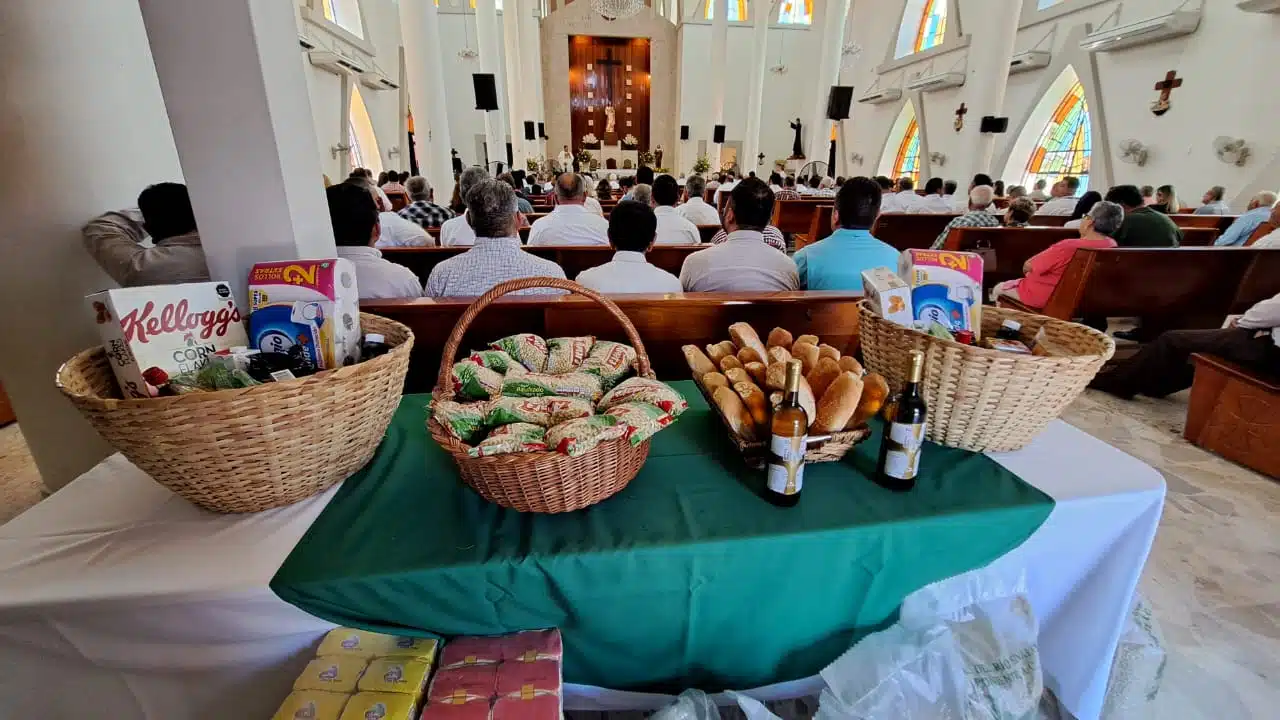 Ofrenda en la Misa por el Día del Agricultor en Guasave