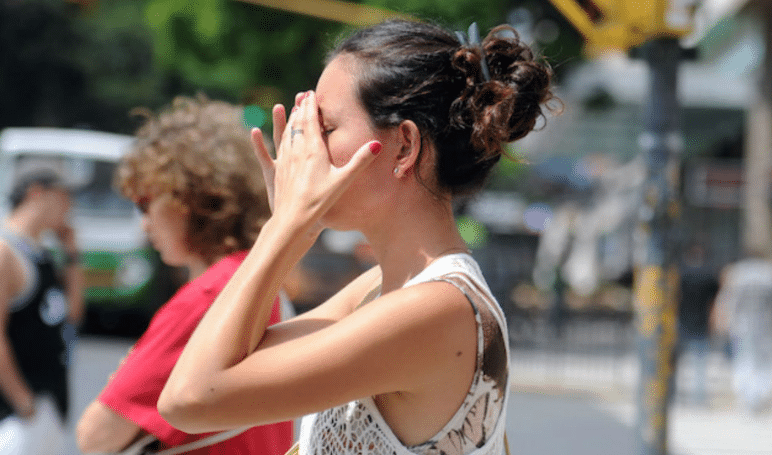 Mujer cubriéndose del sol