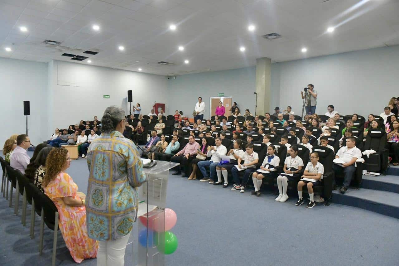Niños en la Olimpiada del Conocimiento Infantil 2024 en Sinaloa