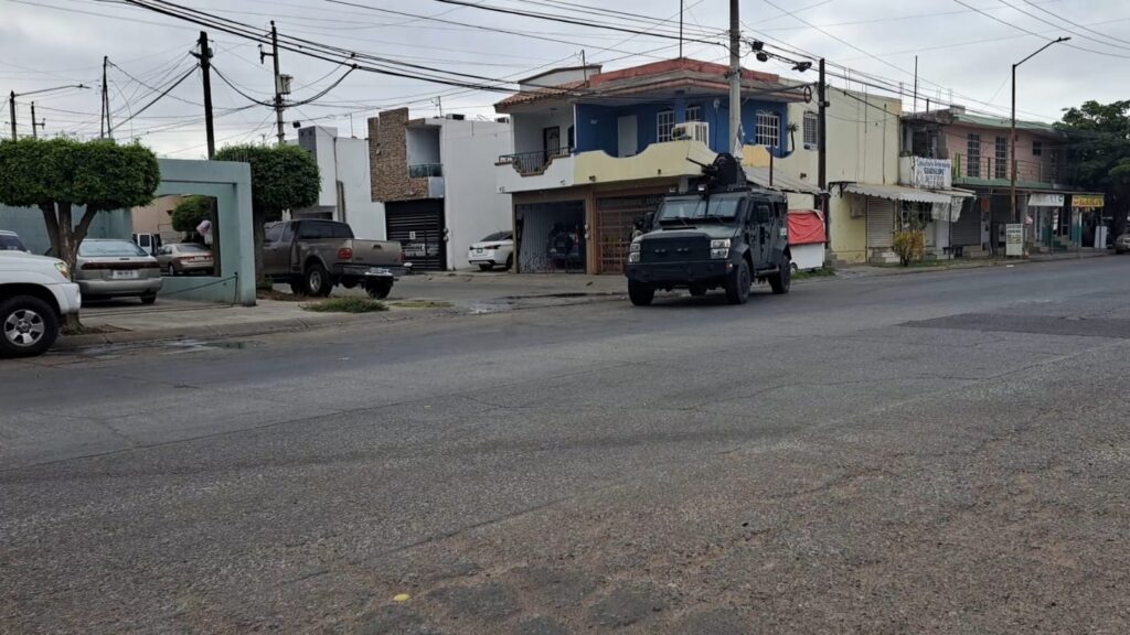 Elementos del Ejercito y Guardia Nacional realizan cateo en la colonia Barrancos en Culiacán
