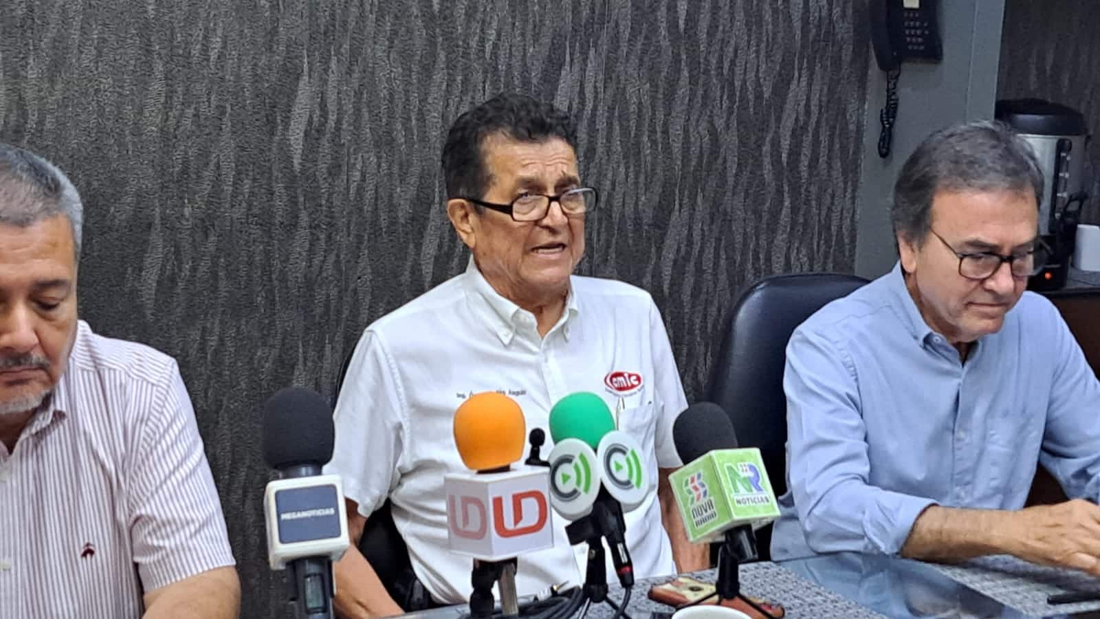 Óscar Ramón Avilés Angulo, presidente de la Cámara Mexicana de la Industria de la Construcción, en conferencia de prensa con los medios de comunicación en Los Mochis