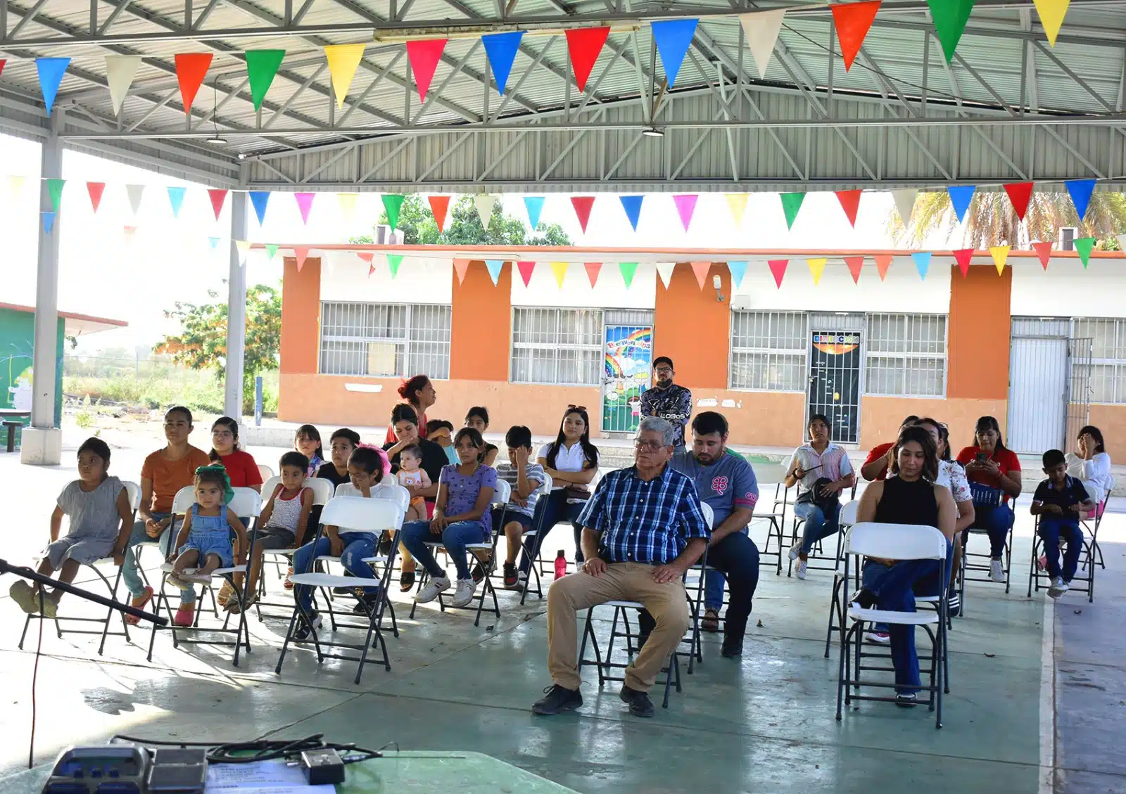 Asistentes a la presentación de Óscar en la escuela primaria “El Nigromante” de Goros Pueblo