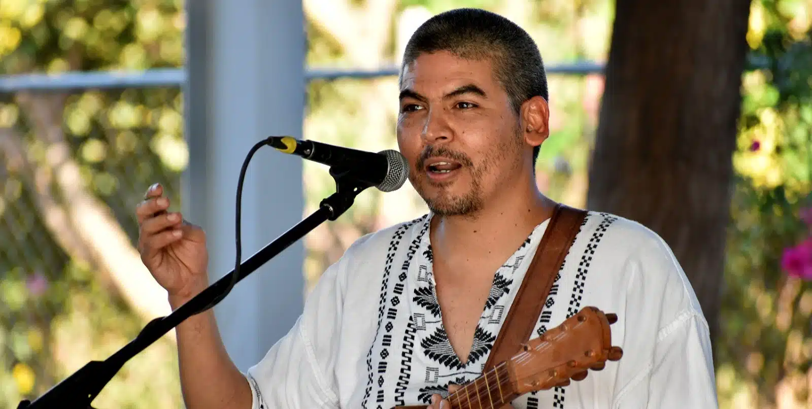 Óscar Rockmero tocando en la techumbre de la escuela primaria “El Nigromante” de Goros Pueblo