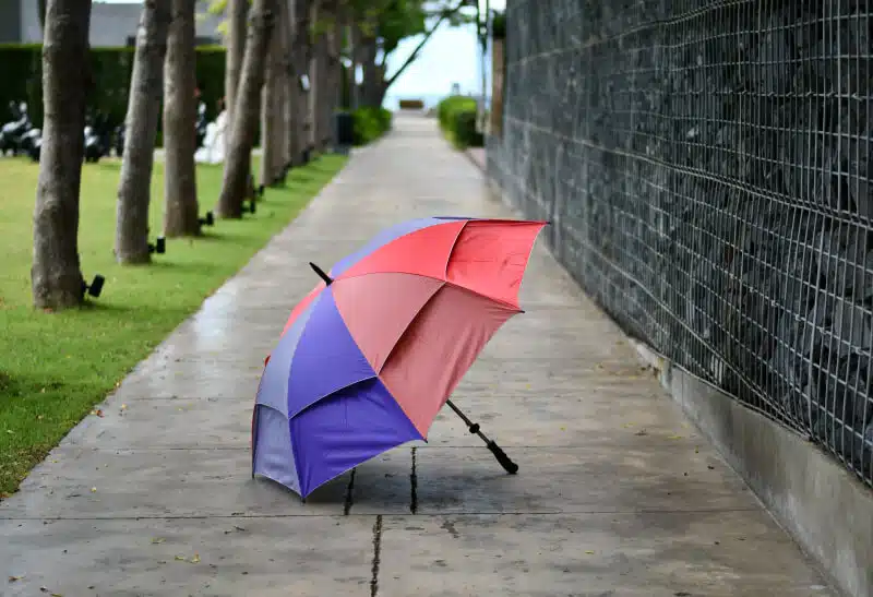 Colorido paraguas tirado sobre un pasillo en un espacio abierto