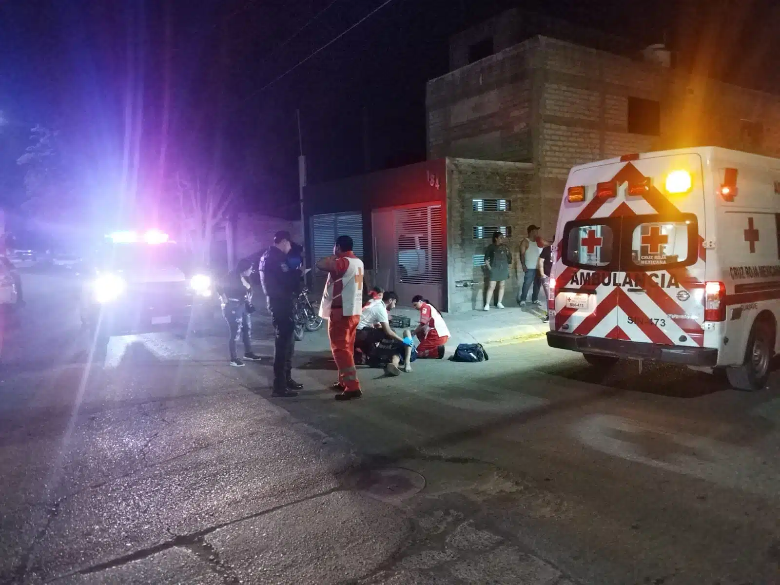Paramédicos de Cruz Roja atendieron al motociclista lesionado en Guasave