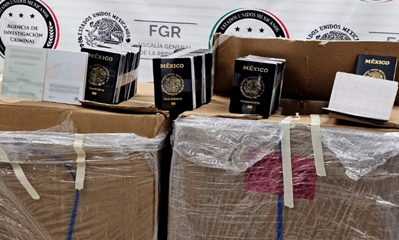 FGR detiene a 2 sujetos que transportaban pasaportes robados a la SRE