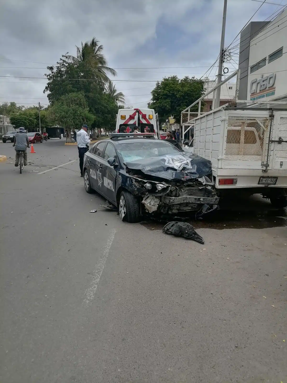 Patrulla de la Policía Municipal tras choque en Guasave